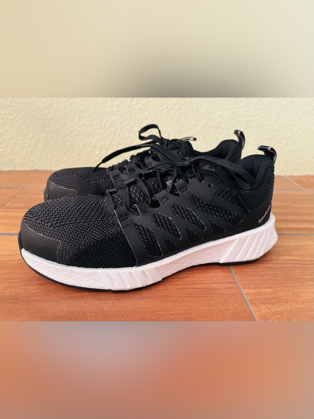 NWOB REEBOK FUSION FLEXWEAVE™ WORK RB4311 Men's Work Shoe -Black & White: 8M